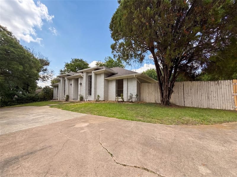 2005 N Arbor Rose Drive, Grand Prairie TX 75050 - Photo 2
