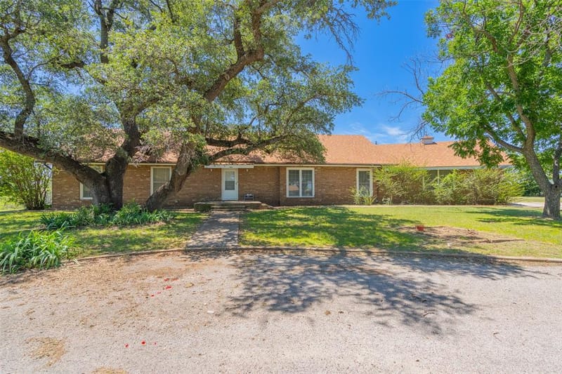 908 W Barnes Avenue, Comanche TX 76442 - Photo 6