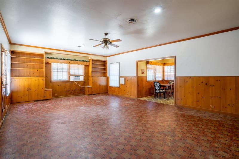 908 W Barnes Avenue, Comanche TX 76442 - Photo 16