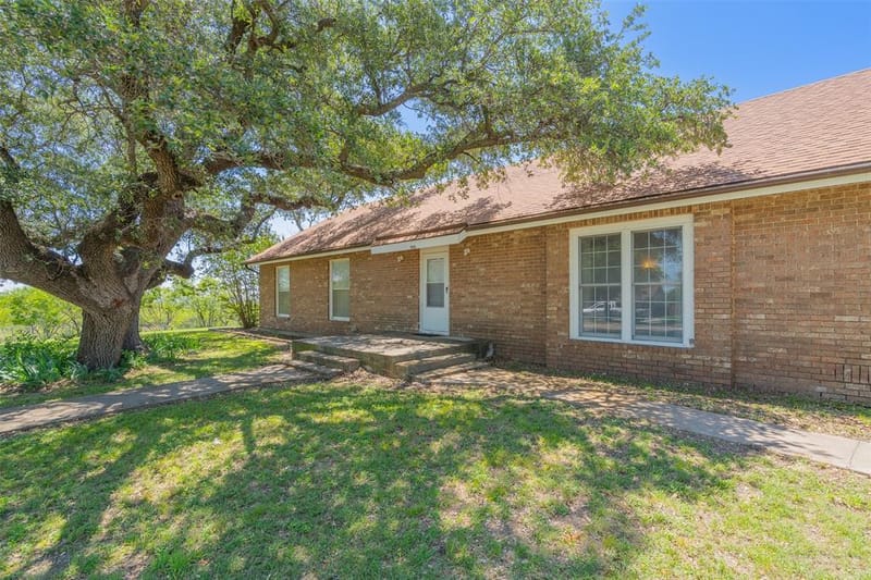 908 W Barnes Avenue, Comanche TX 76442 - Photo 7
