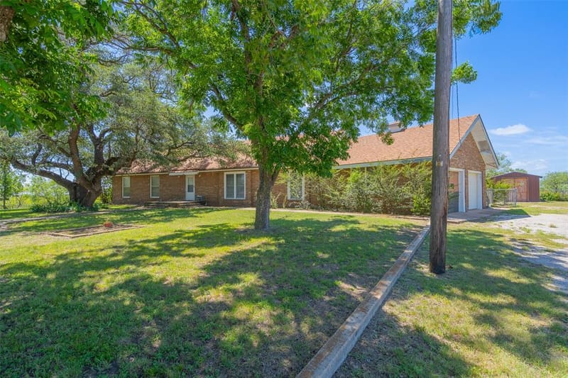 908 W Barnes Avenue, Comanche TX 76442 - Photo 36
