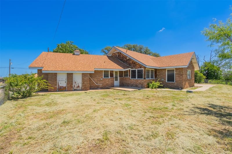 908 W Barnes Avenue, Comanche TX 76442 - Photo 32