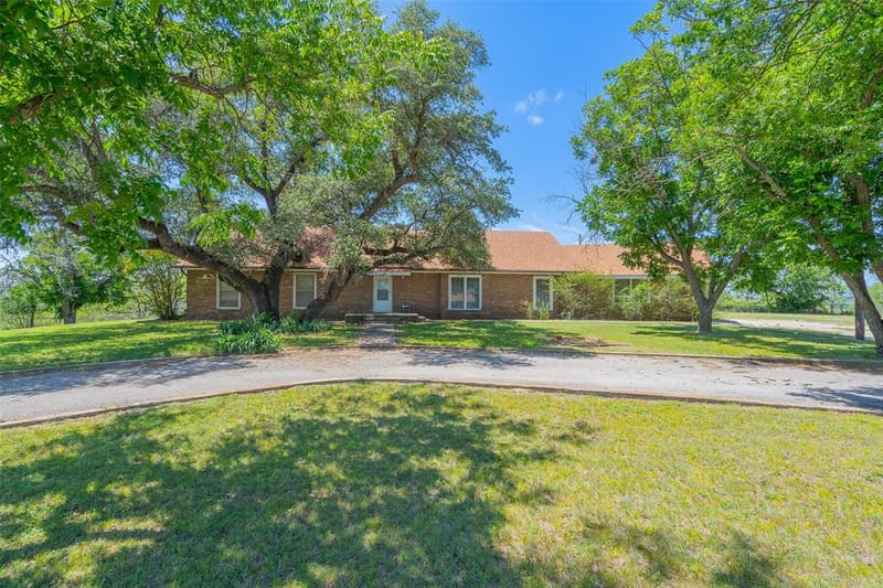 908 W Barnes Avenue, Comanche TX 76442
