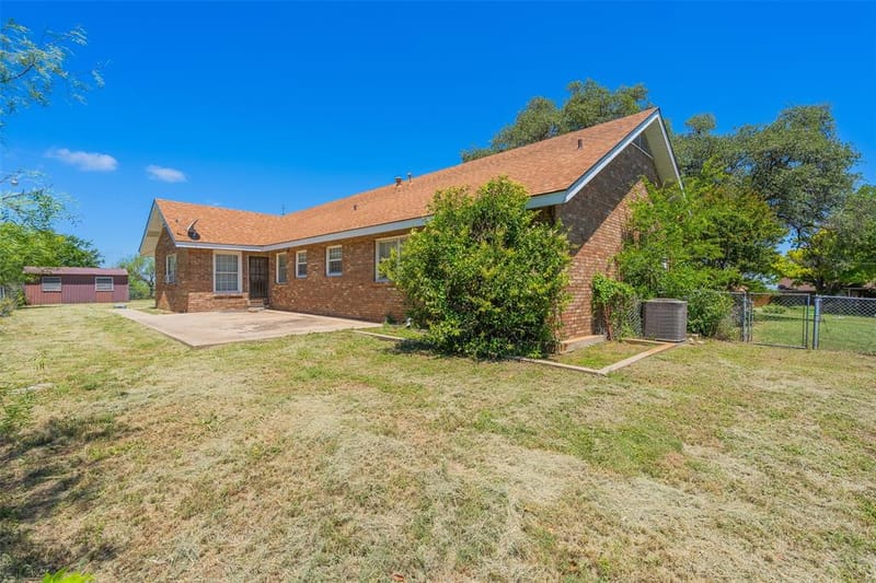 908 W Barnes Avenue, Comanche TX 76442 - Photo 30