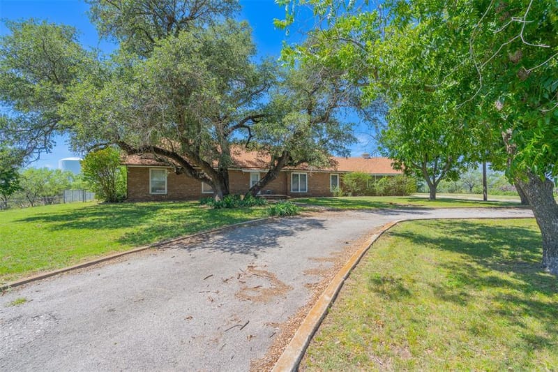 908 W Barnes Avenue, Comanche TX 76442 - Photo 38