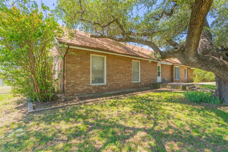 908 W Barnes Avenue, Comanche TX 76442 - Photo 37