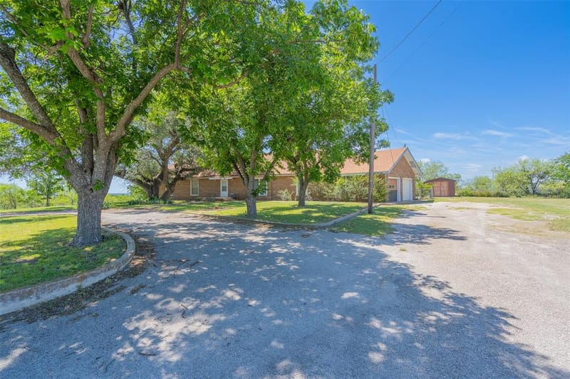 908 W Barnes Avenue, Comanche TX 76442 - Photo 35