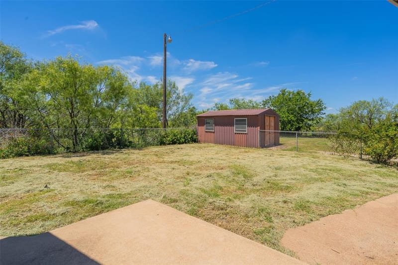 908 W Barnes Avenue, Comanche TX 76442 - Photo 31