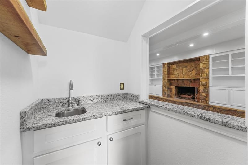 1404 Creekford Drive, Arlington TX 76012 - Photo 8