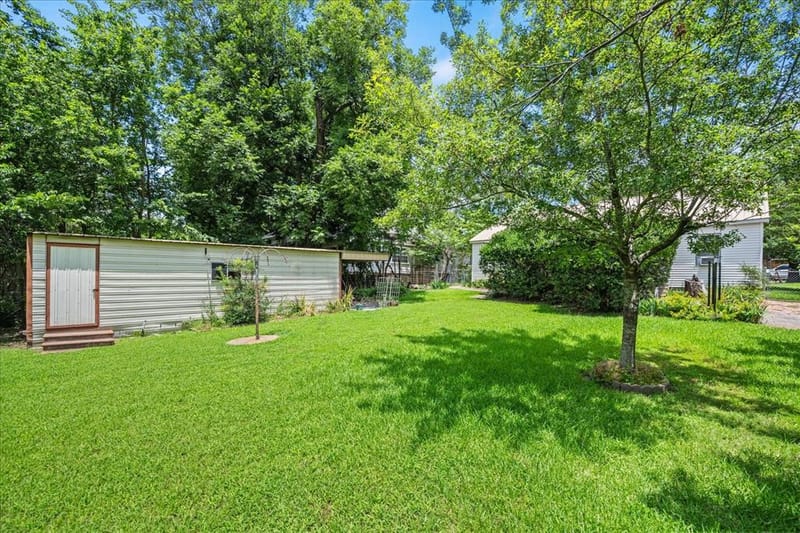 706 S Santa Fe Street, Wolfe City TX 75496 - Photo 27