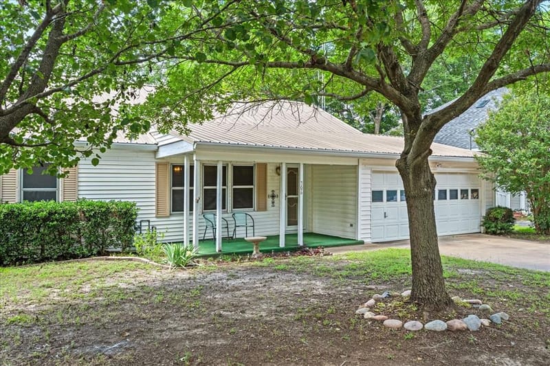 706 S Santa Fe Street, Wolfe City TX 75496 - Photo 2