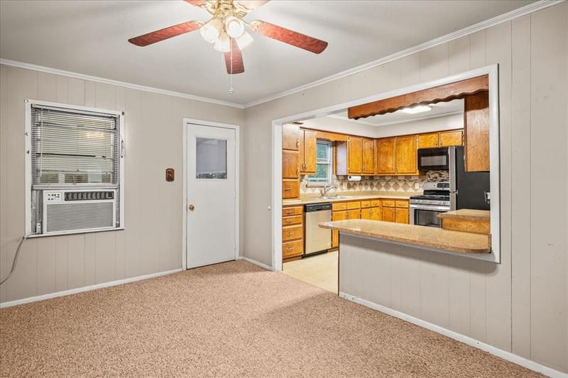 706 S Santa Fe Street, Wolfe City TX 75496 - Photo 7