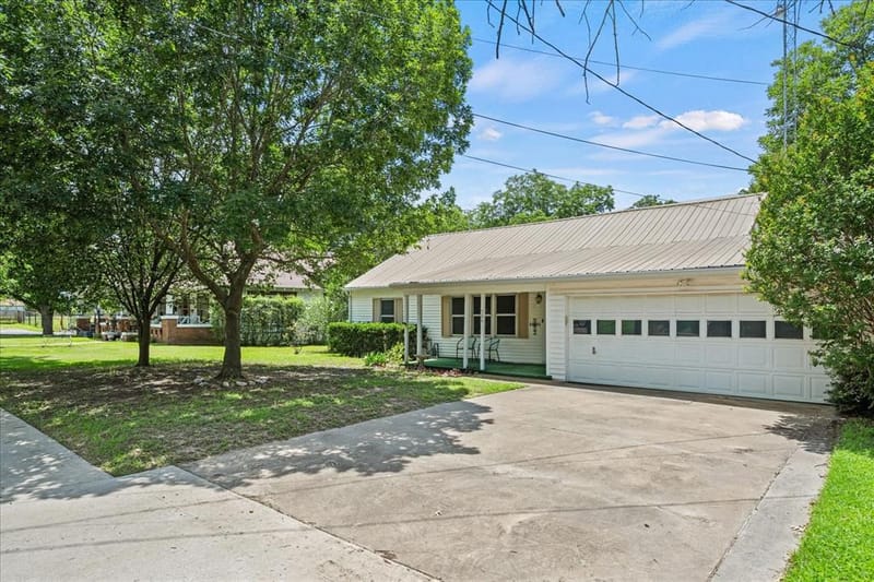 706 S Santa Fe Street, Wolfe City TX 75496 - Photo 3
