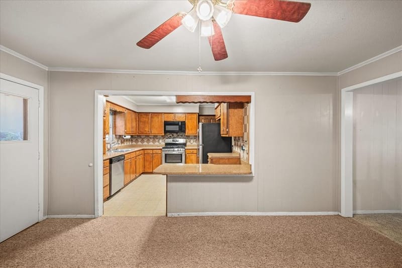 706 S Santa Fe Street, Wolfe City TX 75496 - Photo 9