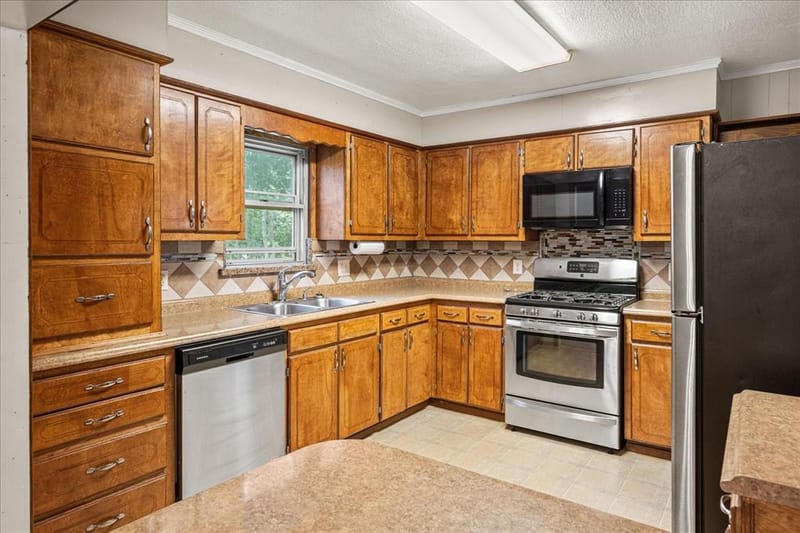 706 S Santa Fe Street, Wolfe City TX 75496 - Photo 10