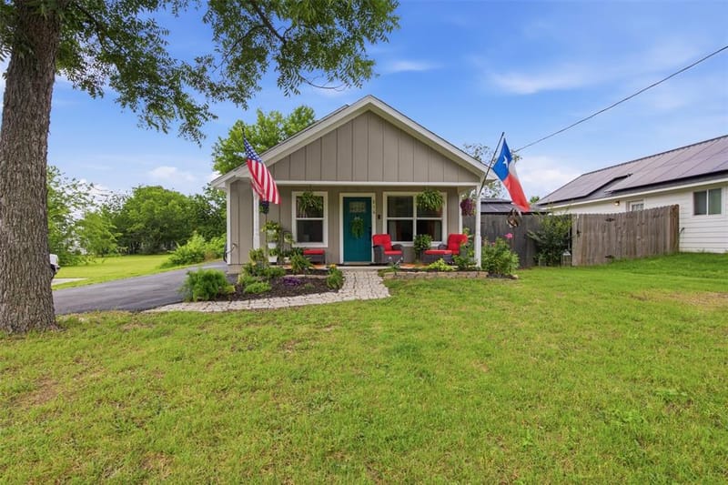 216 E Clay Street, Bowie TX 76230 - Photo 2