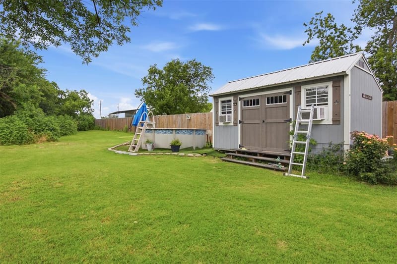 216 E Clay Street, Bowie TX 76230 - Photo 17