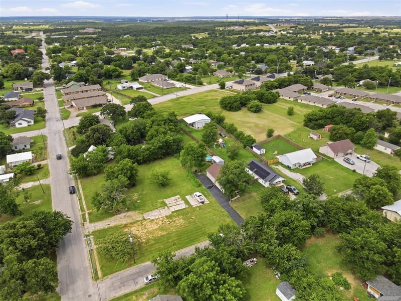 216 E Clay Street, Bowie TX 76230 - Photo 24