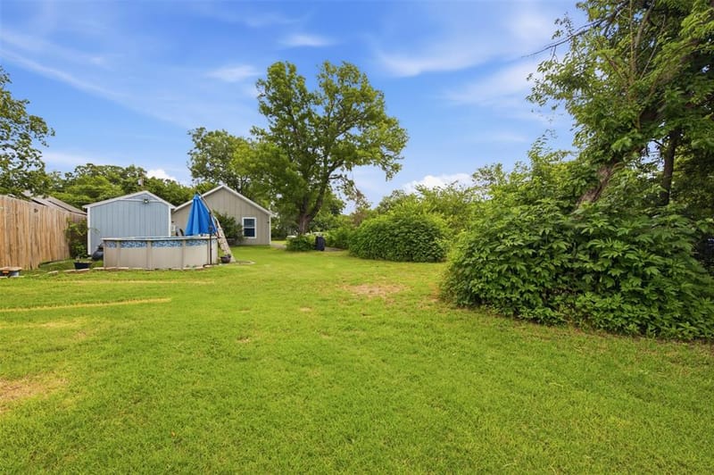 216 E Clay Street, Bowie TX 76230 - Photo 18