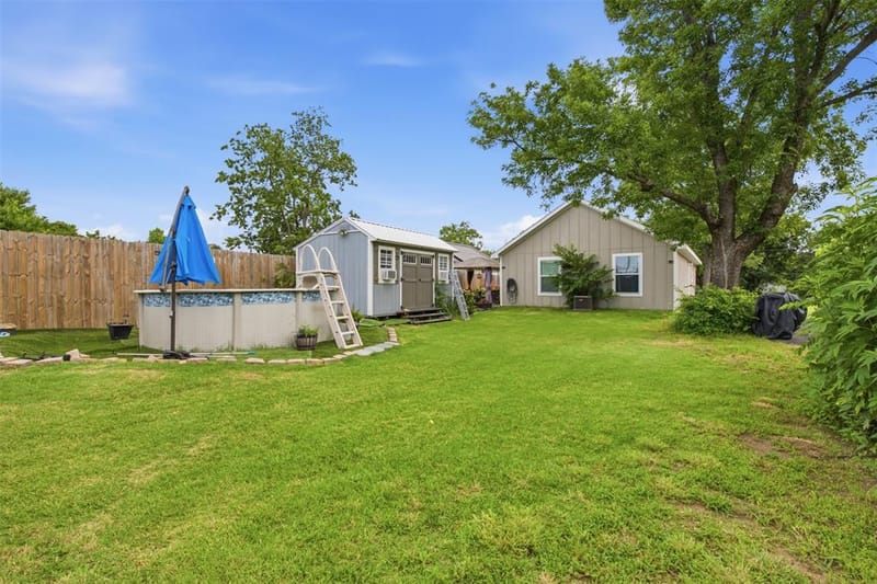 216 E Clay Street, Bowie TX 76230 - Photo 19