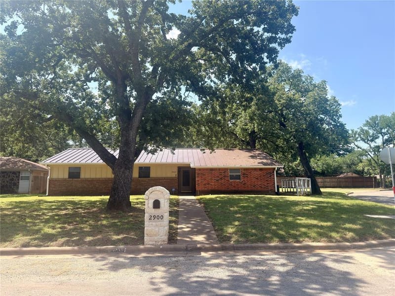 2900 SE 6th Street SE, Mineral Wells TX 76067 - Photo 2