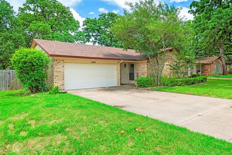 5601 Kingstree Court, Arlington TX 76017 - Photo 2