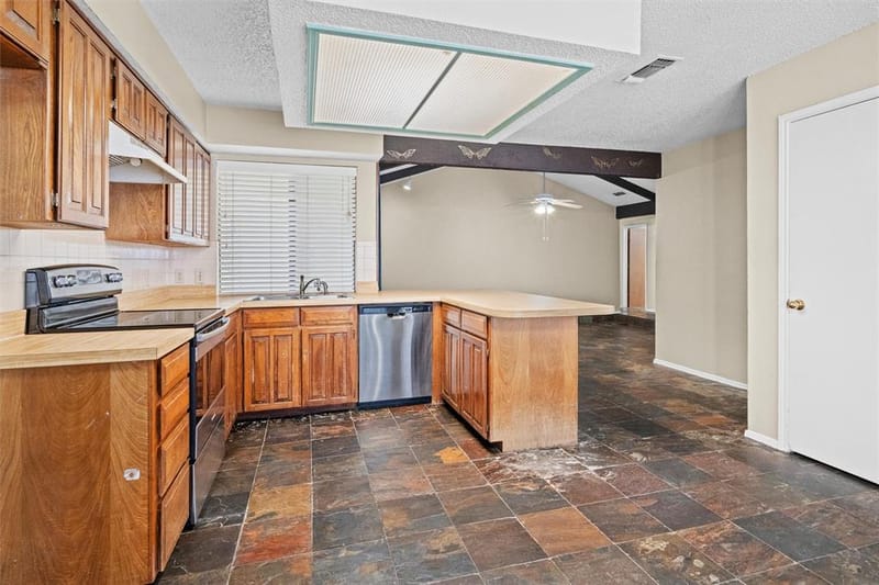 5601 Kingstree Court, Arlington TX 76017 - Photo 10