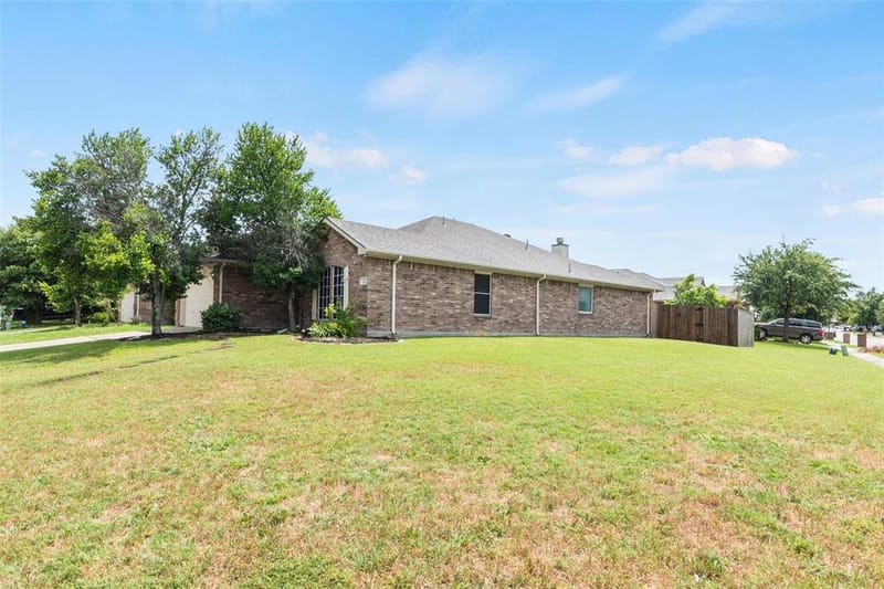 112 Bridlewood Street, Azle TX 76020 - Photo 3
