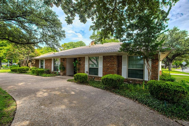 2110 Juanita Drive, Arlington TX 76013 - Photo 2