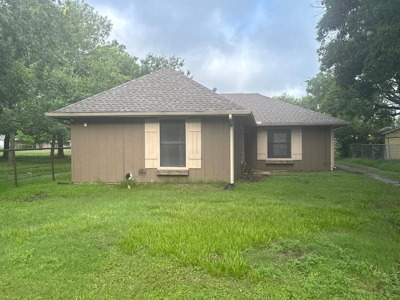 513 S Carter Street, Whitewright TX 75491 - Photo 2