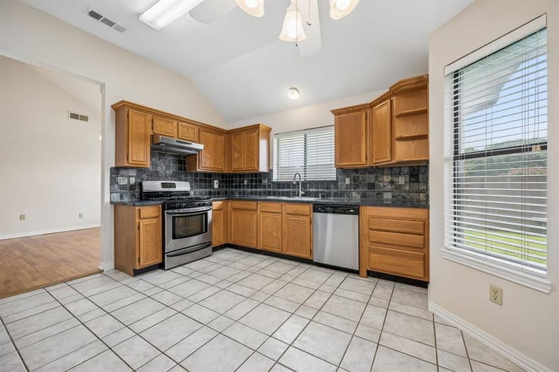 2612 Fountainview Drive, Corinth TX 76210 - Photo 11