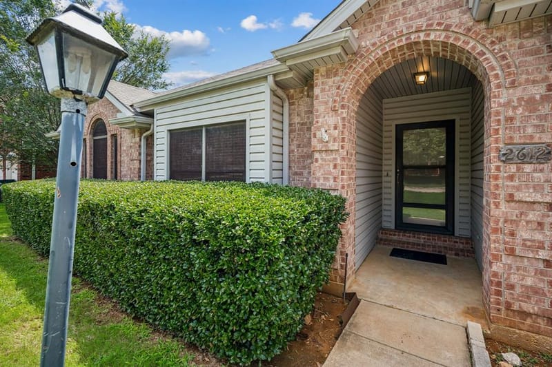 2612 Fountainview Drive, Corinth TX 76210 - Photo 4