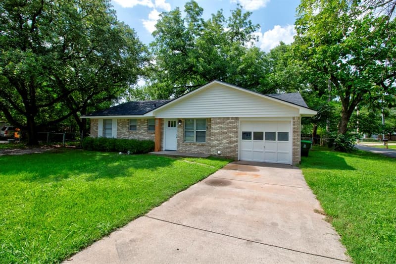 327 W Mckinney Street, Pilot Point TX 76258 - Photo 2