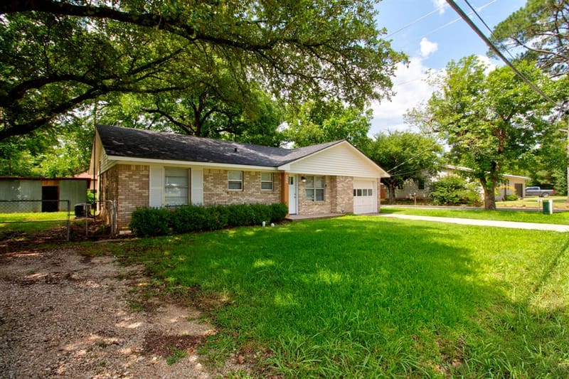 327 W Mckinney Street, Pilot Point TX 76258 - Photo 3