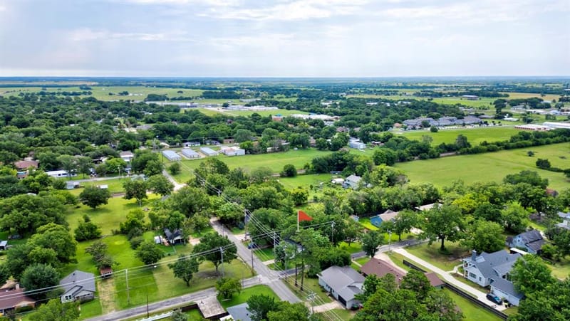 327 W Mckinney Street, Pilot Point TX 76258 - Photo 4