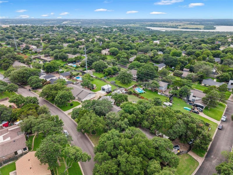 9913 Burgundy Lane, Woodway TX 76712 - Photo 32