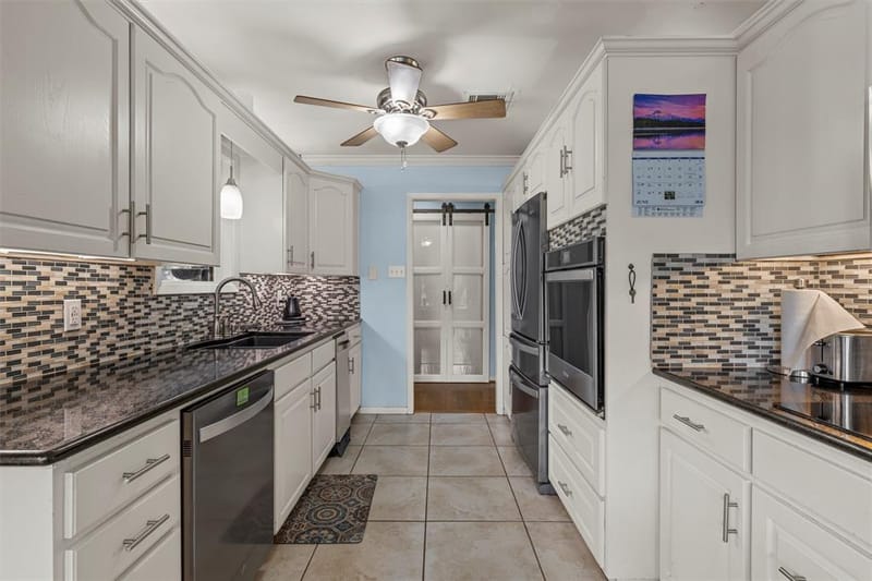 9913 Burgundy Lane, Woodway TX 76712 - Photo 8