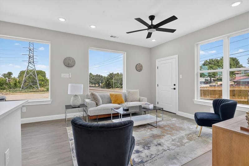 804 Premier, Grand Prairie TX 75051 - Photo 5