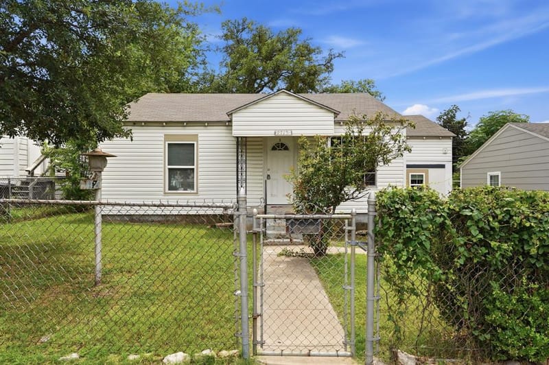 2713 35th Street, Fort Worth TX 76106 - Photo 2