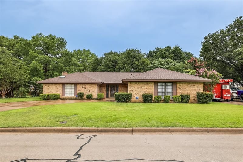 4533 Cinnamon Hill Drive, Fort Worth TX 76133 - Photo 2