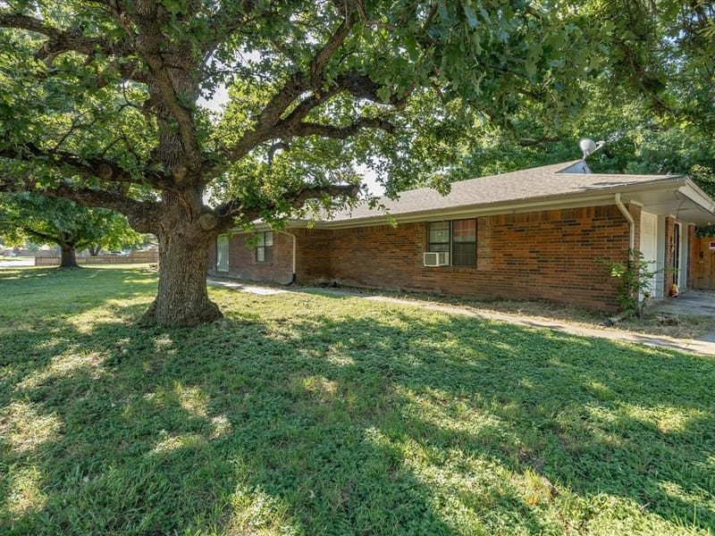 901 Pebble Street, Bowie TX 76230 - Photo 2