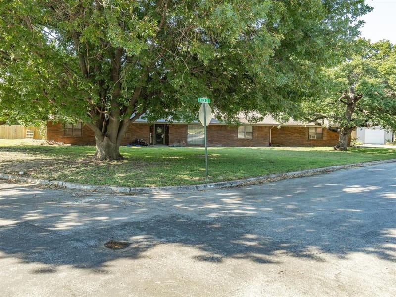 901 Pebble Street, Bowie TX 76230 - Photo 4