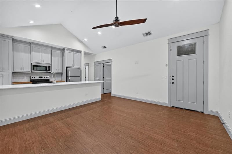 818 W Elm Street, Denison TX 75020 - Photo 6