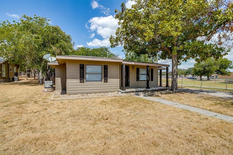 913 Jameson Street, Weatherford TX 76086 - Photo 2
