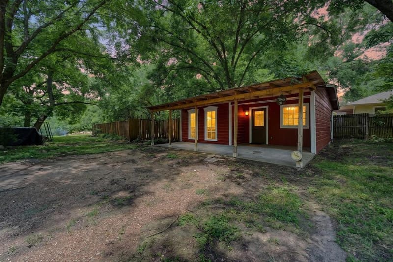 415 S Dallas Avenue, Lancaster TX 75146 - Photo 2