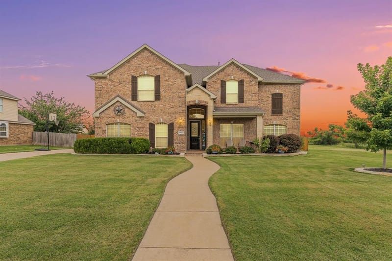 1424 Bassett Hound Drive, Fort Worth TX 76052