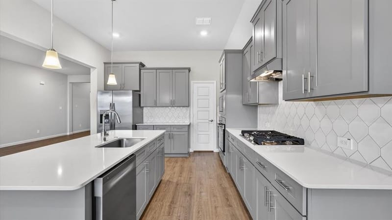 4924 SIMMENTAL Drive, Arlington TX 76001 - Photo 5