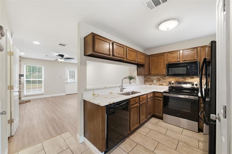 112 Churchill Lane, Euless TX 76039 - Photo 9