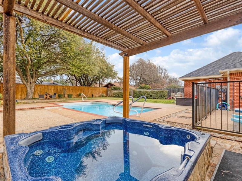 6207 Millwood Court, Arlington TX 76016 - Photo 2