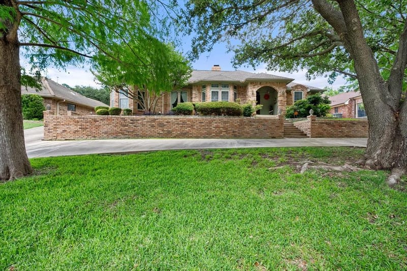 705 Kyle Drive, Arlington TX 76011 - Photo 2